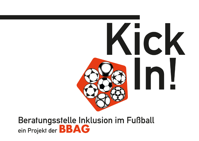 Logo von KickIn! - Ein schwarzer horizontaler Balken mit dem Schriftzug KickIn unterhalb des rechten Endes. Links unterhalb des Textes ein rotes Fünfeck mit 7 verschiedenen schwarz-weiß gemusterten Fußbällen darin. 